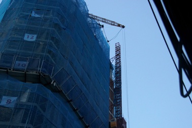 Rùng mình tay cần cẩu hàng chục tấn "treo" giữa không trung