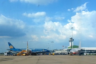 Hốt hoảng vì ô tô chạy cắt mặt máy bay sắp cất cánh