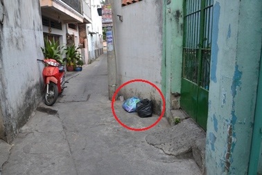 Phát hiện bé sơ sinh bị siết cổ bỏ trong túi ni lông