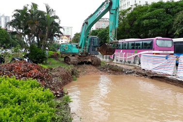 Hà Nội: Cả phường mất nước vì đơn vị thi công làm vỡ đường ống