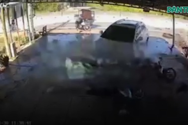 Khoảnh khắc ô tô "điên" lao vào nhà tông 4 người ở tỉnh Tây Ninh