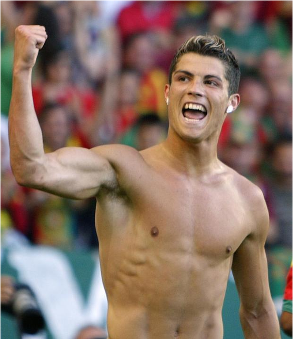 C.Ronaldo gây sốt với những kiểu đầu phá cách theo từng năm tháng - 4 C.Ronaldo gây sốt với những kiểu đầu phá cách theo từng năm tháng - 4