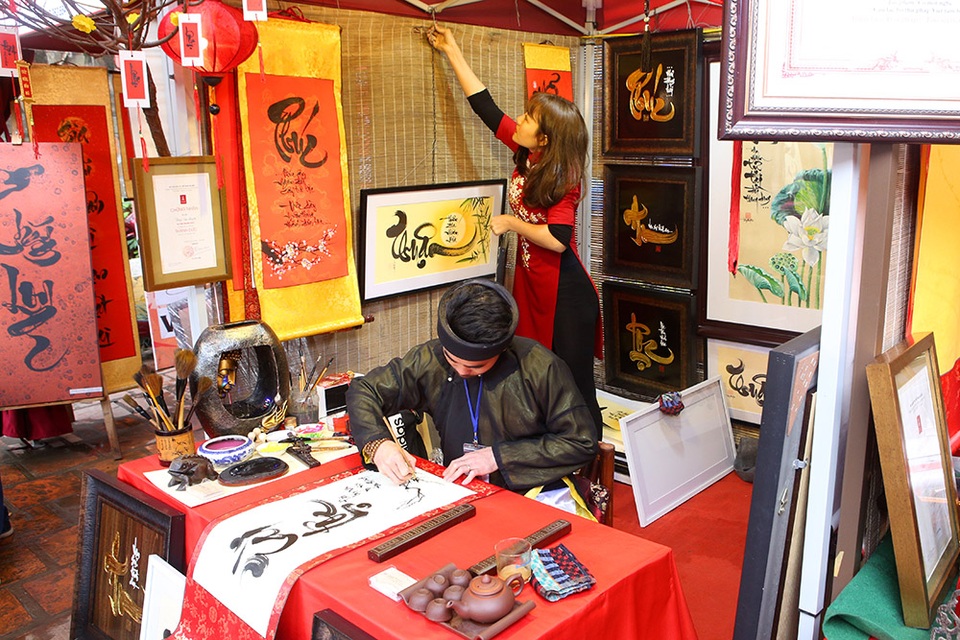 Nườm nượp người xếp hàng xin chữ đầu năm tại Văn Miếu - 3