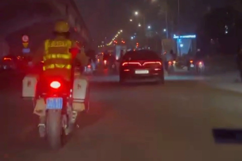 CSGT Hà Nội dẫn đường cho xe taxi chở người bệnh đi cấp cứu - 1 CSGT Hà Nội dẫn đường cho xe taxi chở người bệnh đi cấp cứu - 1