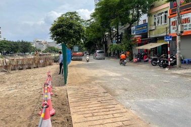 San lấp đoạn đường sụt lún ven sông Tô Lịch