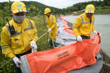 Một tuần sau sự cố, Công ty Nước sạch sông Đà đặt tấm lọc dầu