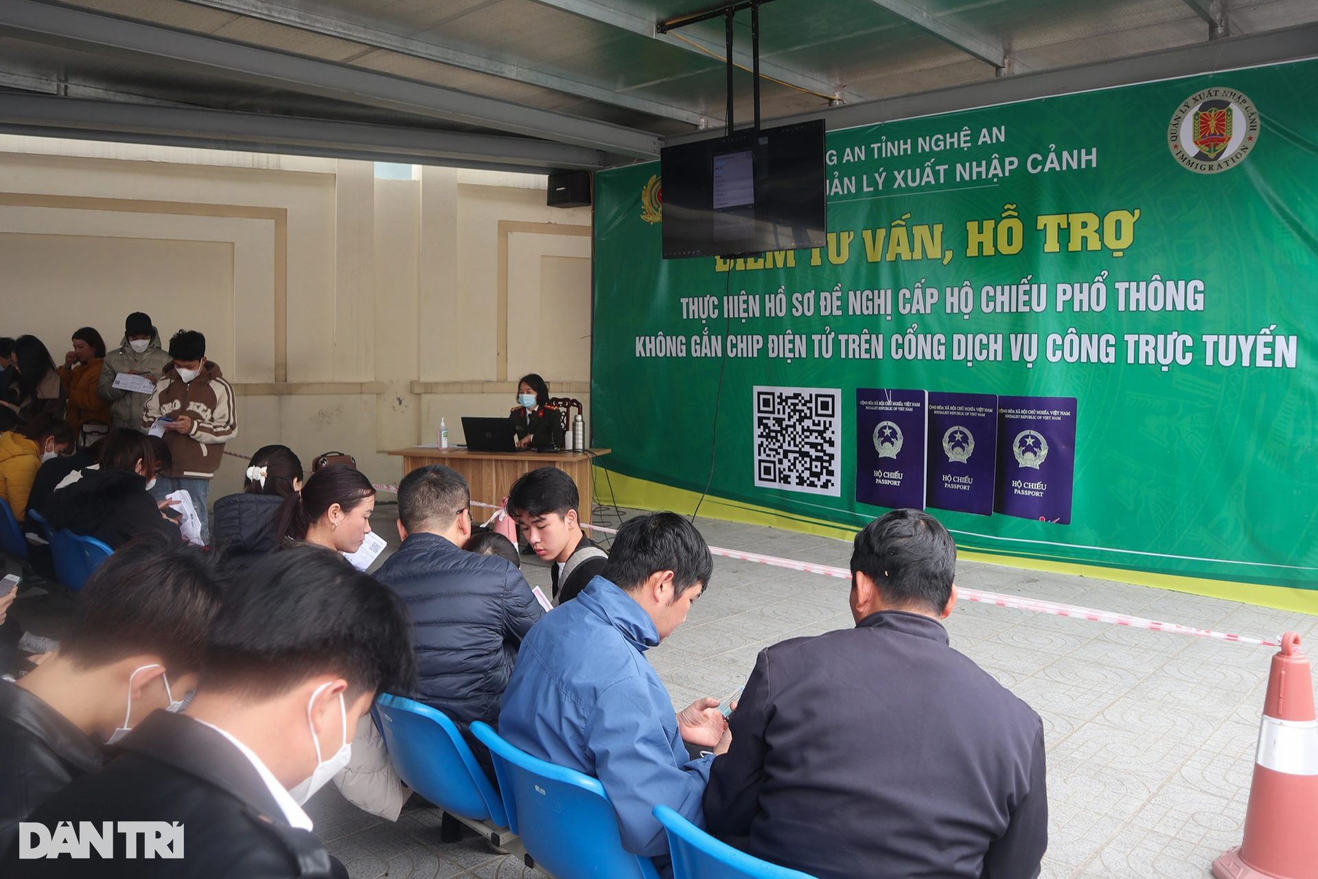 Đăng ký cấp đổi hộ chiếu online, giảm chi phí đi lại cho người dân - 1 Đăng ký cấp đổi hộ chiếu online, giảm chi phí đi lại cho người dân - 1
