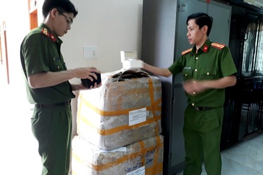 Phát hiện hàng trăm chiếc đồng hồ nhập lậu trên xe khách