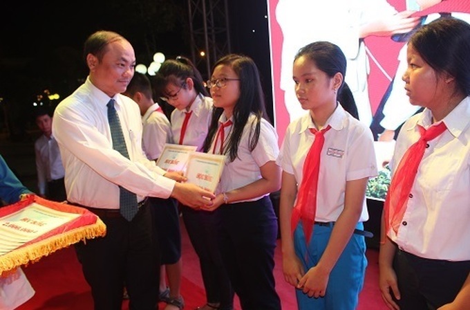 Thời gian qua, TP Đà Nẵng đã triển khai nhiều chương trình hỗ trợ, miễn giảm học phí, trao học bổng giúp các học sinh có hoàn cảnh khó khăn vươn lên trong học tập.