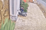 Vừa mua xe một ngày thì bị trộm mất, nam shipper khóc nấc ngay trên đường