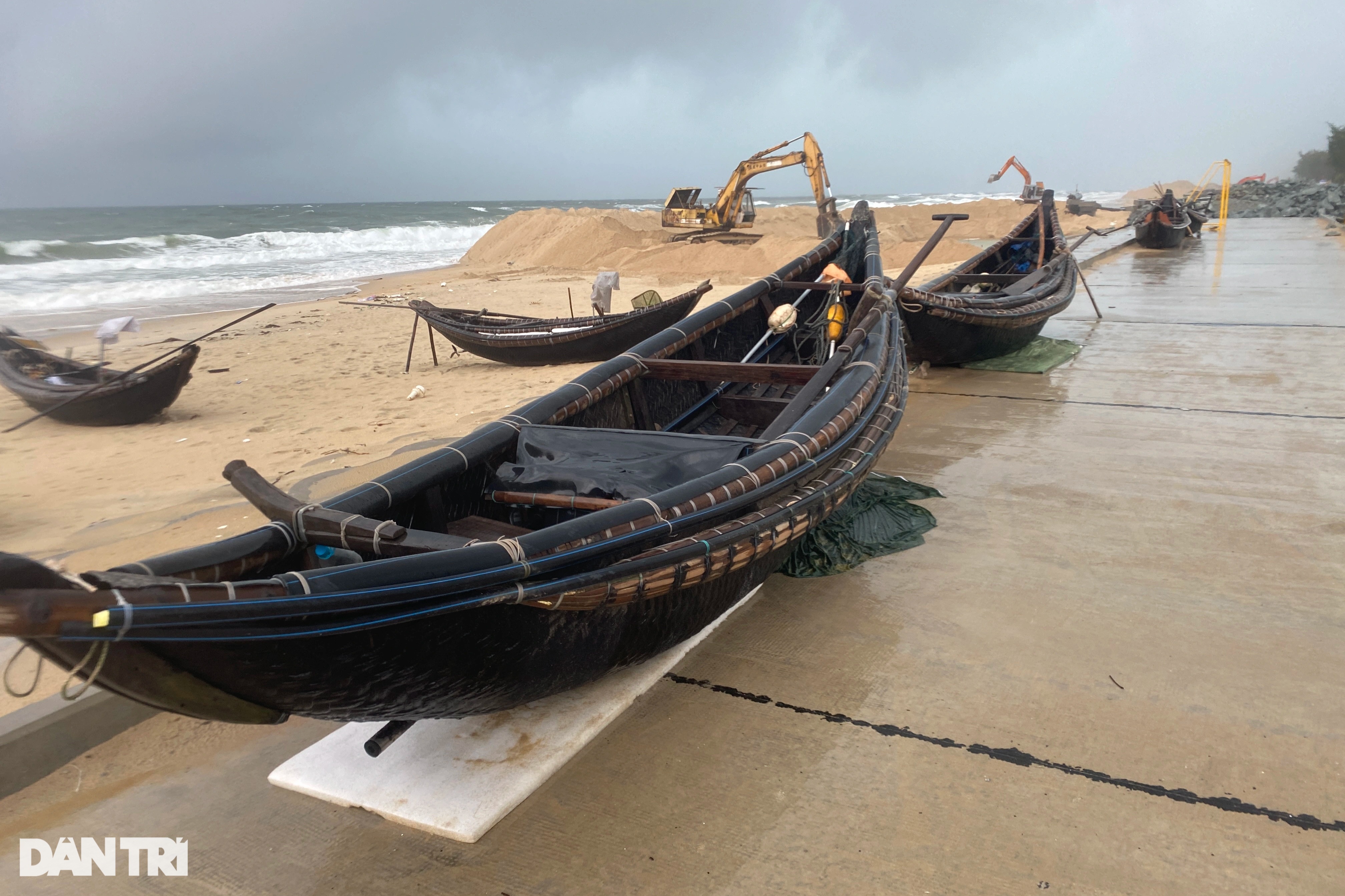 View - Nước biển xâm thực ở Thừa Thiên Huế, người dân mong bão "nhẹ tay" | Báo Dân trí