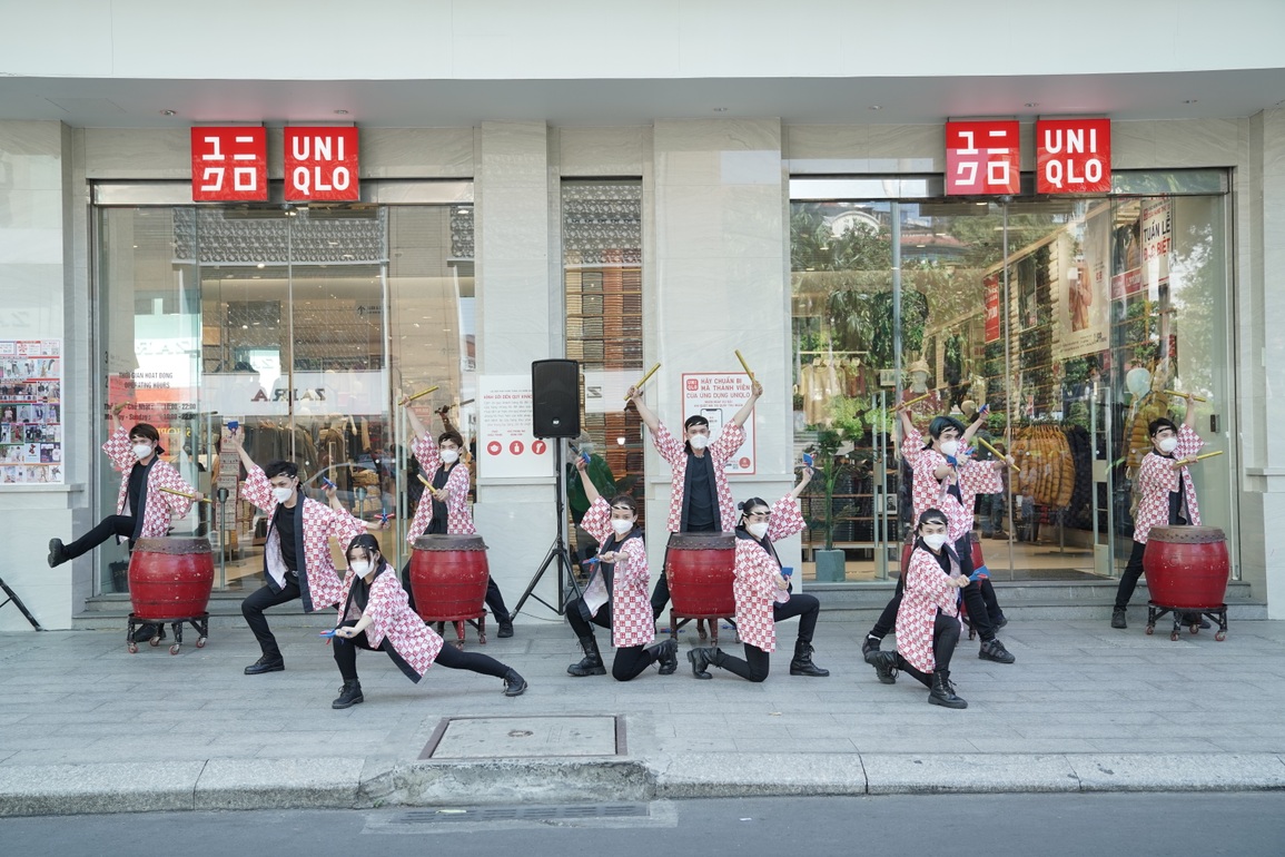 Đầu năm mới, UNIQLO tặng bánh truyền thống cùng loạt item sale đậm - 3 Đầu năm mới, UNIQLO tặng bánh truyền thống cùng loạt item sale đậm - 3