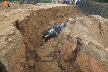 Đường bất ngờ lở, xế hộp “nhào” xuống hố 