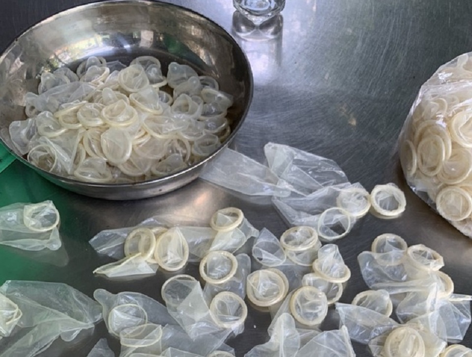 Những “hiểm họa” khi dùng bao cao su tái chế - 1 Những “hiểm họa” khi dùng bao cao su tái chế - 1