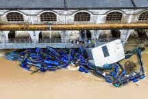 Bất lực nhìn lồng bè tan nát kéo 50 tấn cá trôi theo dòng lũ