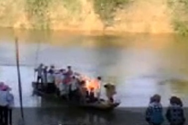 Chòng chành qua sông Ngàn Sâu