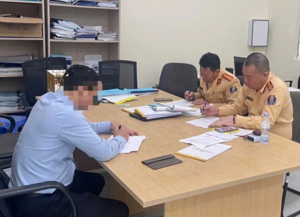 Xử phạt tài xế ô tô gắn biển số giả - 1 Xử phạt tài xế ô tô gắn biển số giả - 1