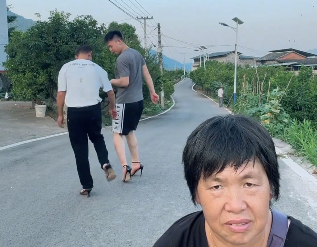 Con trai livestream đi giày cao gót như siêu mẫu kiếm tiền cứu mẹ ung thư - 1 Con trai livestream đi giày cao gót như siêu mẫu kiếm tiền cứu mẹ ung thư - 1