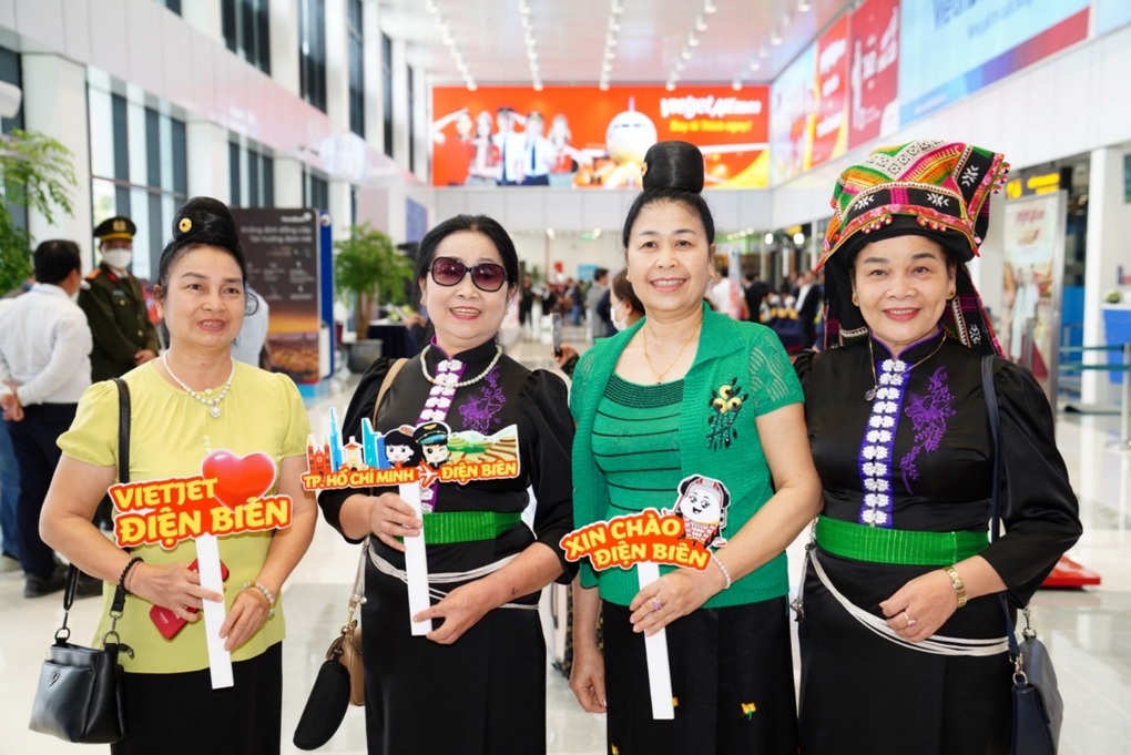Tàu bay mang biểu tượng du lịch TPHCM đáp xuống Điện Biên - 3 Tàu bay mang biểu tượng du lịch TPHCM đáp xuống Điện Biên - 3