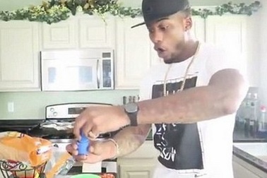 Phẫn nộ cảnh cha "hành hạ" con để quay video đưa lên Youtube