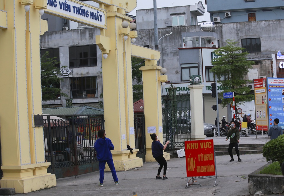 Hà Nội: Hàng loạt công viên đóng cửa, người dân vượt rào vào tập thể dục - 7 Hà Nội: Hàng loạt công viên đóng cửa, người dân vượt rào vào tập thể dục - 7