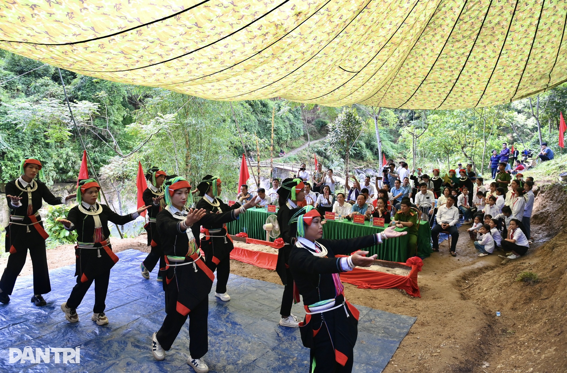 Khởi công cầu Dân trí, xóa nỗi ám ảnh của người dân Cao Bồ khi mưa lũ về - 6 Khởi công cầu Dân trí, xóa nỗi ám ảnh của người dân Cao Bồ khi mưa lũ về - 6
