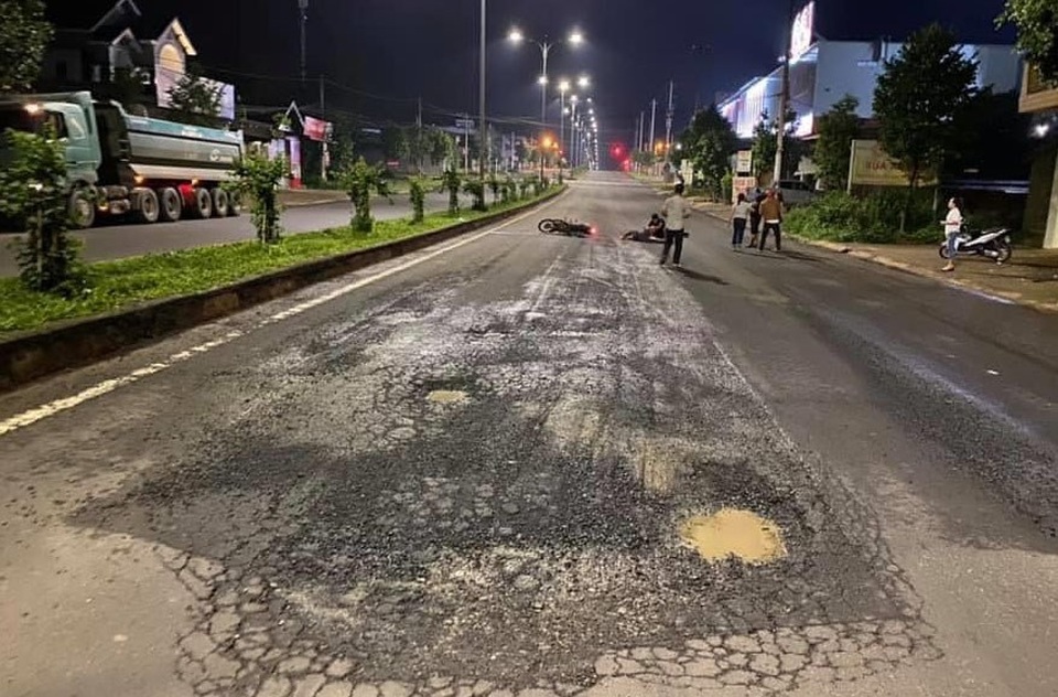 Đường đầy ổ voi, dân liên tục gặp nạn - 3 Đường đầy ổ voi, dân liên tục gặp nạn - 3