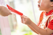 Bé trai gọi điện báo cảnh sát "kẻ xấu đang ở trong nhà cướp tiền lì xì"