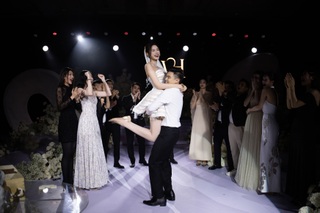 Hoa hậu Đỗ Thị Hà và chồng doanh nhân "khóa môi" tình tứ tại lễ cưới Hà Nội - 15