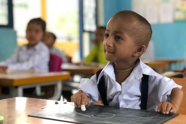 Bật khóc trước “bí mật” của người thầy dành cho học trò tí hon 10 tuổi nặng 3,9 kg