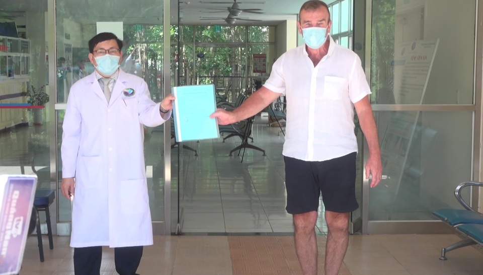 Bệnh nhân mắc Covid-19 người Anh: Tôi biết ơn vì được chăm sóc, điều trị - 2 Bệnh nhân mắc Covid-19 người Anh: Tôi biết ơn vì được chăm sóc, điều trị - 2
