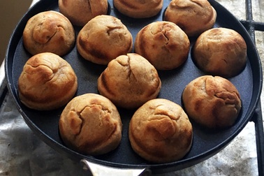 Gánh hàng rong lo bánh mất ngon vì không được nướng bằng phân bò