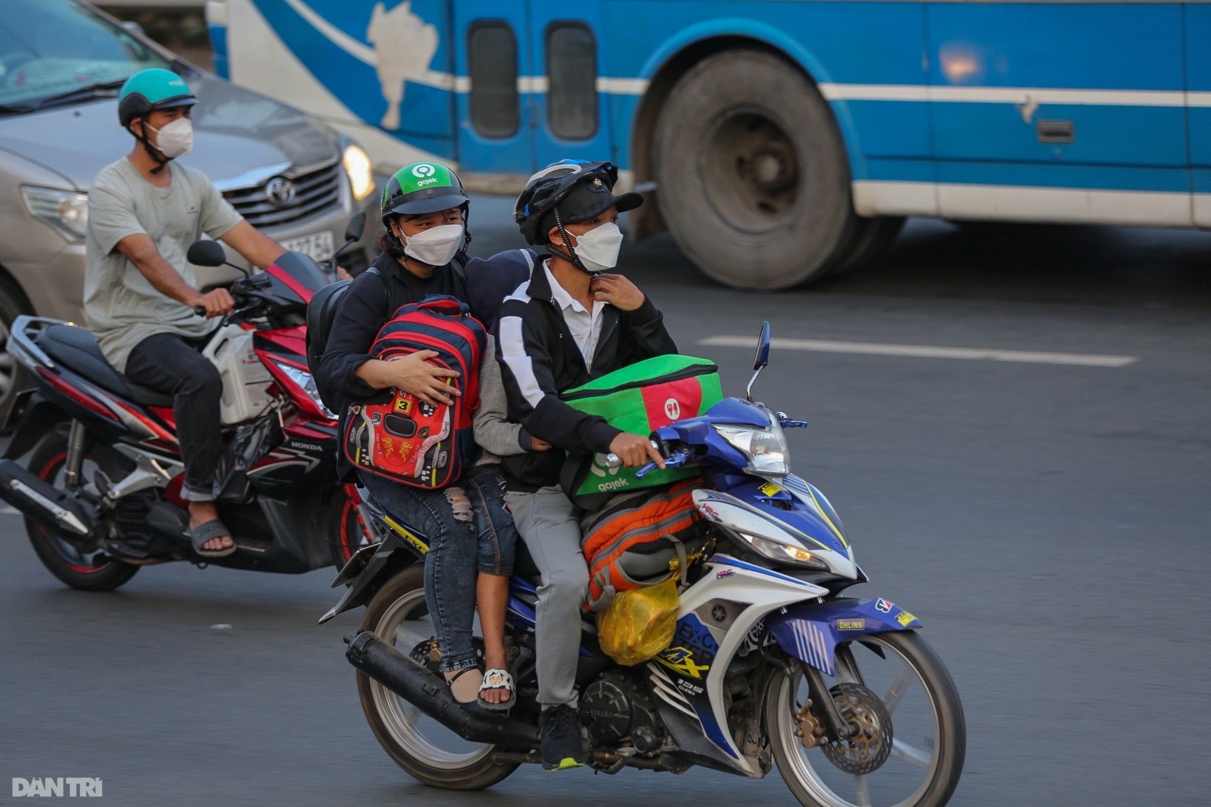 Người lớn, trẻ nhỏ vật vờ ở cửa ngõ phía Tây TPHCM trên đường về quê ăn Tết - 2 Người lớn, trẻ nhỏ vật vờ ở cửa ngõ phía Tây TPHCM trên đường về quê ăn Tết - 2