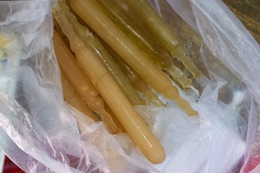 16 học sinh lớp 2 nôn ói sau khi ăn kem trước cổng trường