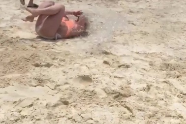 Chết cười với những sự cố bất ngờ và hài hước trên bãi biển