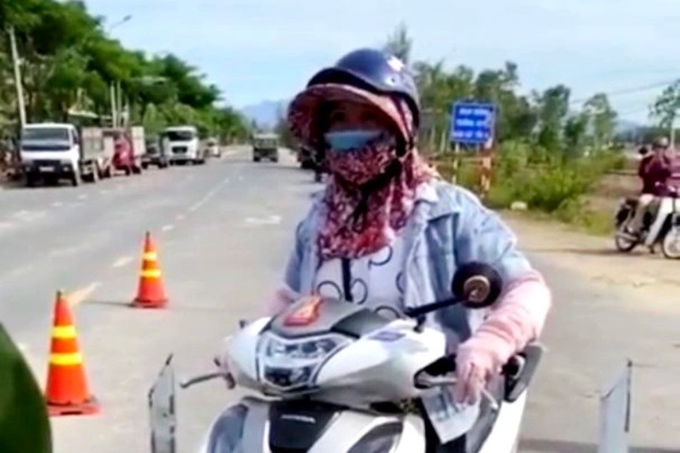Người phụ nữ đe dọa lực lượng chức năng bị phạt 2,5 triệu đồng - 1 Người phụ nữ đe dọa lực lượng chức năng bị phạt 2,5 triệu đồng - 1