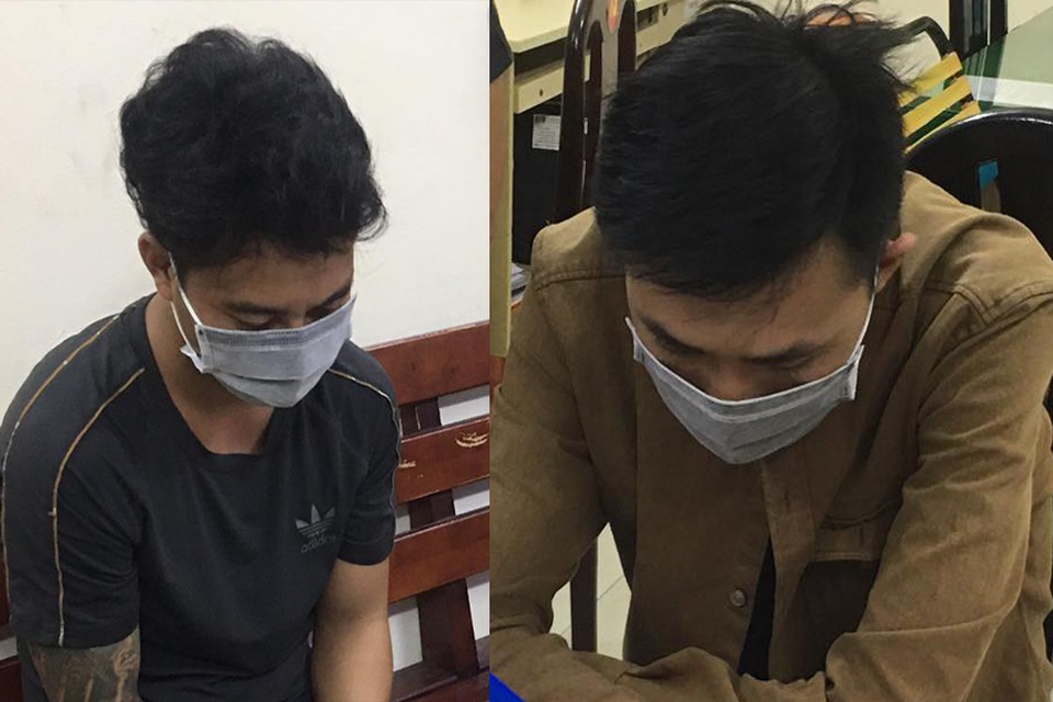 Dạo phố đêm giãn cách xã hội, 2 thanh niên vứt vội ma túy khi thấy công an - 1 Dạo phố đêm giãn cách xã hội, 2 thanh niên vứt vội ma túy khi thấy công an - 1
