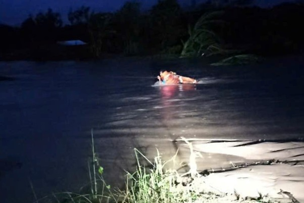 Dùng súng bắn dây giải cứu người dân bị nước lũ cô lập trong đêm - 1