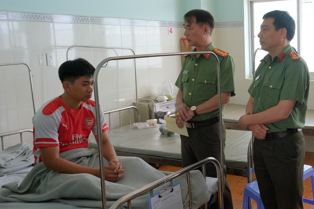 Công an bị kẻ nghiện ma túy chém trọng thương tại trụ sở - 1 Công an bị kẻ nghiện ma túy chém trọng thương tại trụ sở - 1