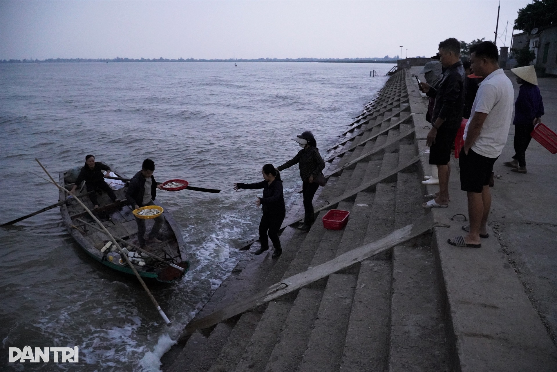 Cảnh buôn bán trước khi bão Nesat đổ bộ tại cảng cá lớn nhất Hà Tĩnh - 11 Cảnh buôn bán trước khi bão Nesat đổ bộ tại cảng cá lớn nhất Hà Tĩnh - 11