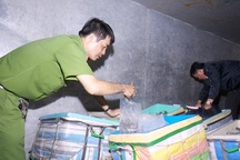 Bạc Liêu: Công an phát hiện xe tải chở hơn 1 tấn tôm chứa tạp chất