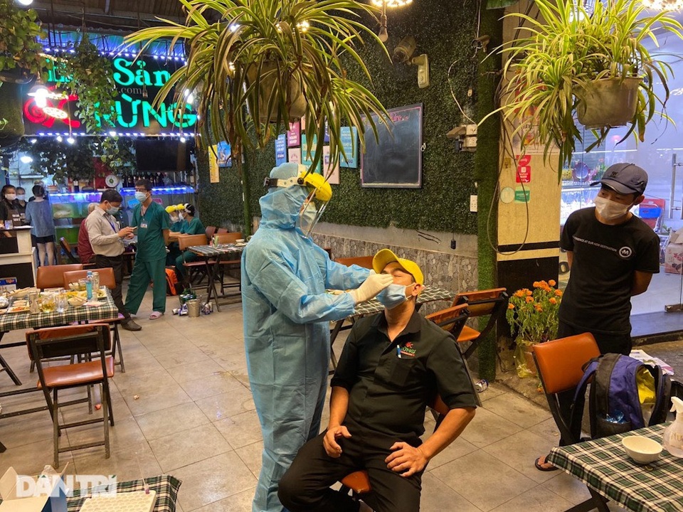 Chủ tịch TPHCM: Có nên tạm đóng cửa các quán ăn nhỏ? - 2