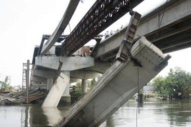 Truy tố 2 bị can “rút ruột” cầu chợ Đệm