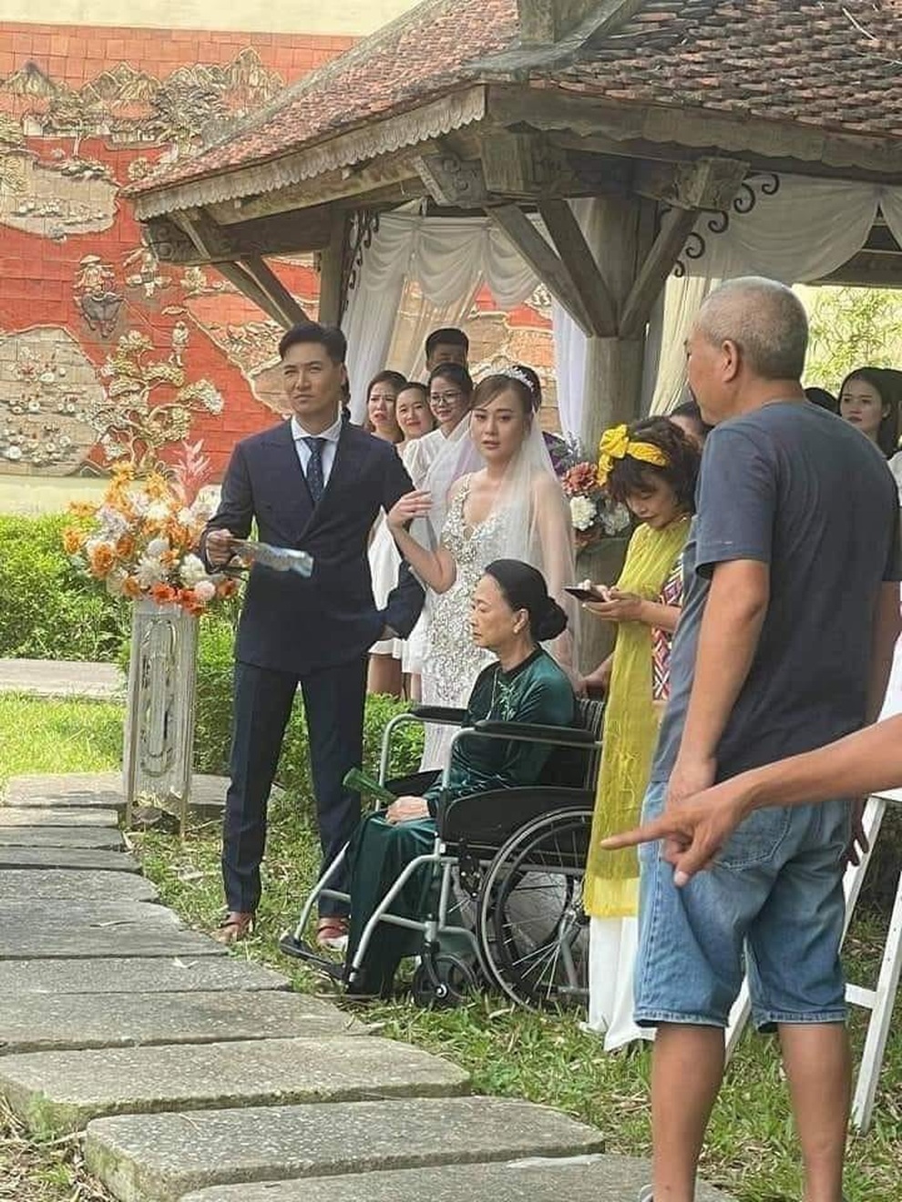 Rò rỉ ảnh cưới, Mạnh Trường - Phương Oanh nói gì về kết Hương vị tình thân? - 1 Rò rỉ ảnh cưới, Mạnh Trường - Phương Oanh nói gì về kết Hương vị tình thân? - 1