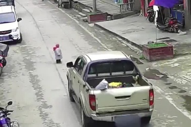 Em bé may mắn thoát chết khi bất ngờ lao ra đường trước mũi xe ô tô