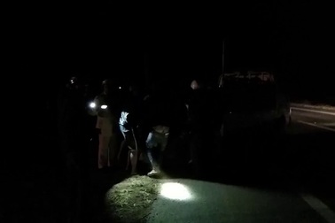 Người dân giúp đưa người bị nạn đi cấp cứu bằng xe tải