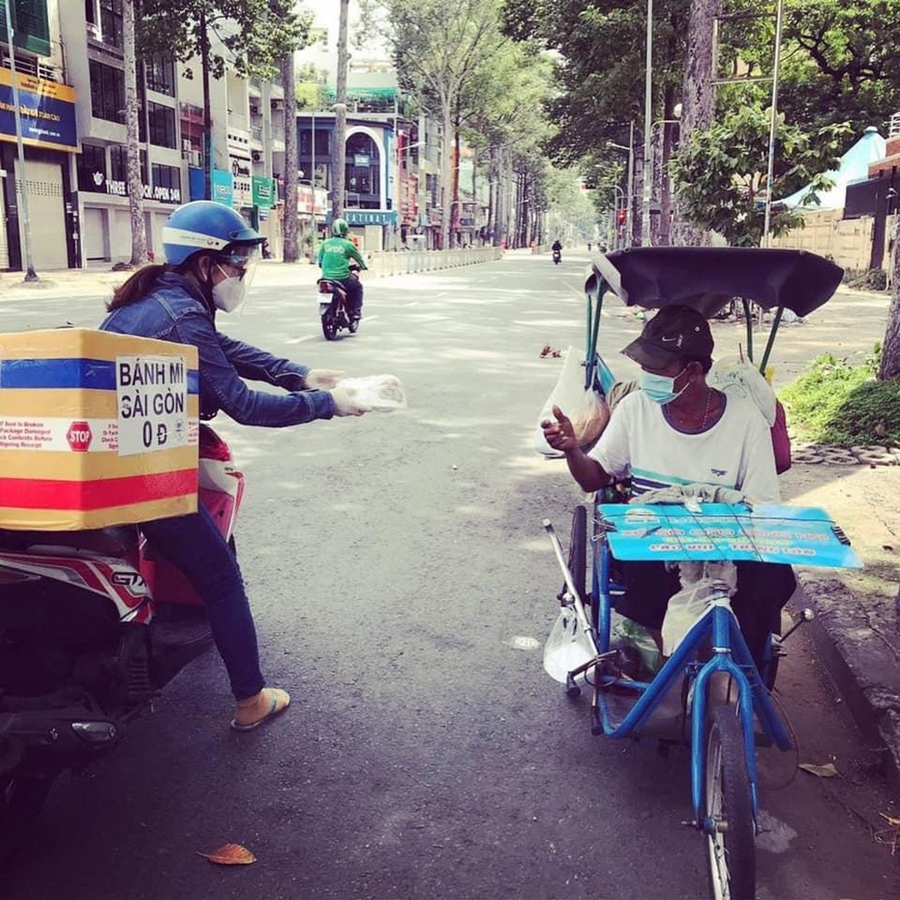Bánh mì 0 đồng giữa TPHCM và doanh thu toàn nụ cười của chàng trai trẻ - 3 Bánh mì 0 đồng giữa TPHCM và doanh thu toàn nụ cười của chàng trai trẻ - 3