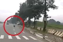 Xe máy ôm cua lao thẳng vào bánh xe đầu kéo