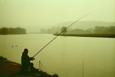 Tát bạn cùng xóm tử vong vì bị ném đá