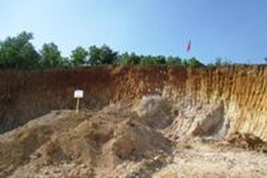 Phát hoảng vì phát hiện quả bom khi san lấp vườn